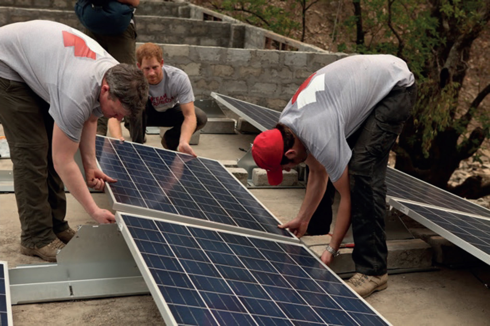 Princ Harry předal akumulátory v Nepálu