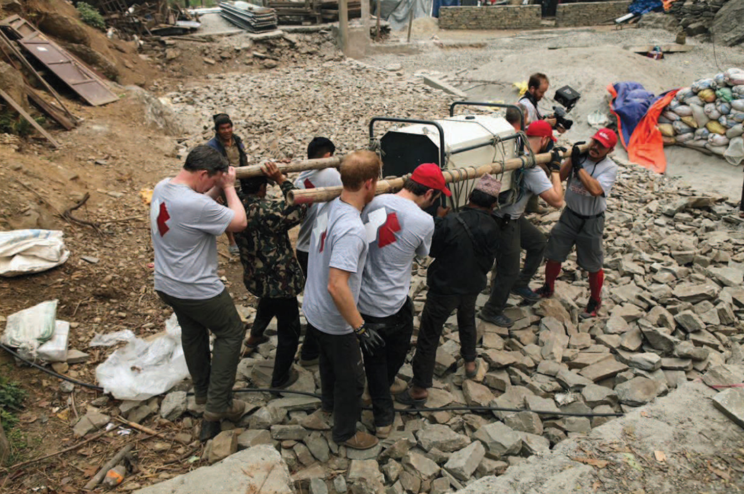 Princ Harry předal akumulátory v Nepálu